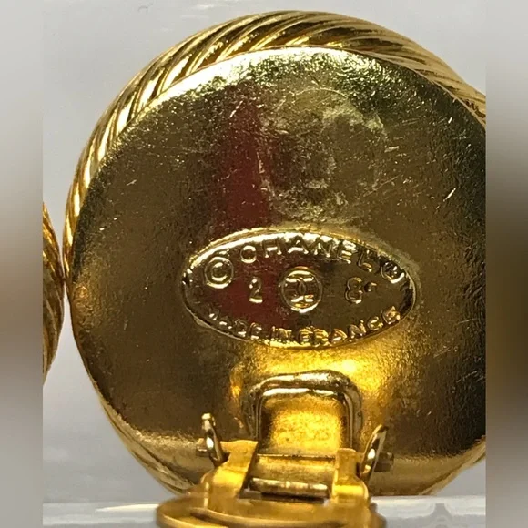 CHANEL 24K Plated Vintage Pearl Earrings ✨🤩 - Picture 14 of 17